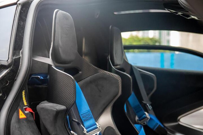 McLaren Senna này có trang bị ống xả kép, mang đến âm thanh phấn kích hơn so với nhiều xe Senna trang bị 3 ống xả, ngoài ra, hệ truyền động của xe vẫn sử dụng khối động cơ V8, dung tích 4.0 lít, tăng áp kép sản sinh ra công suất tối đa 789 mã lực và mô-men xoắn cực đại 800 Nm.