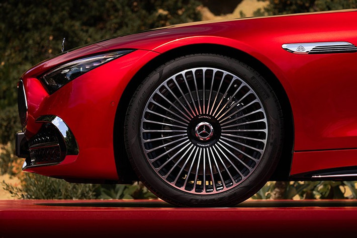 Do đó, xe mạnh mẽ ngang ngửa với Mercedes-AMG SL 63, chỉ mất 3,5 giây để đạt tốc độ 60 dặm/giờ (97 km/giờ). Mercedes-Maybach SL 680 Monogram Series mới ước tính mất khoảng 4,0 giây để tăng tốc từ 0-60 dặm/giờ, trước khi đạt tốc độ tối đa 161 dặm/giờ (259 km/giờ).