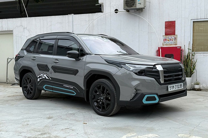 Giá xe Subaru Forester 2026 chưa được công bố cụ thể, nhưng có thể sẽ cao hơn bản cũ (từ 969 triệu đến 1,199 tỷ đồng) do chuyển sang nhập Nhật. Đối thủ của Subaru Forester trong phân khúc SUV cỡ C vẫn là Mazda CX-5 (749-979 triệu đồng), Honda CR-V (1,029-1,259 tỷ đồng), Hyundai Tucson (769-989 triệu đồng)...