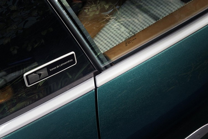 Vì vậy, ngoại thất của xe được sơn màu xanh lá cây Forest Green Metallic độc quyền. Màu sắc này gợi nhớ đến "những tầng tán lá, bóng râm và ánh sáng bất tận của rừng nhiệt đới". Đây cũng là một tông màu sống động, trông khác nhau tùy theo góc chiếu của ánh sáng.