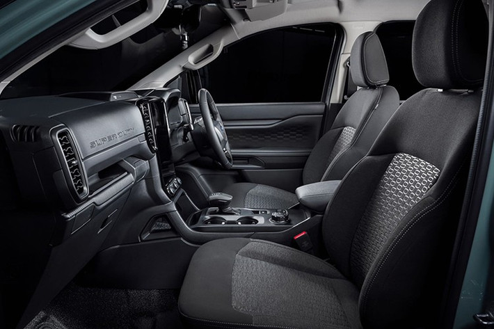 Bên cạnh đó, Ranger SUPER DUTY còn sở hữu bình nhiên liệu dung tích lớn 130 lít và hệ thống mâm 8 lỗ bắt ốc, tăng khả năng chịu tải và độ bền khi vận hành liên tục ở tải trọng cao.