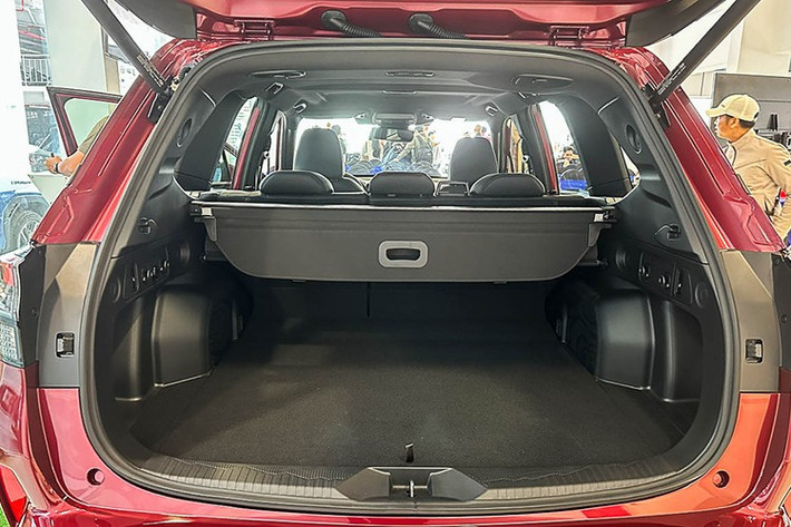 Forester 2026 được trang bị gói an toàn EyeSight 4.0 mới nhất, sử dụng camera góc rộng đơn 130 độ kết hợp cụm camera stereo kép góc quét 63 độ, tầm xa 130m, mang lại khả năng quan sát và nhận diện tốt hơn, đèn pha LED "liếc" theo góc đánh lái theo vô-lăng, cùng hệ thống giám sát người lái (Driver Monitoring System) có khả năng cảnh báo người lái nếu không nhìn đường trong 3 giây.