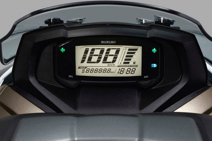 Khóa xe dạng tiêu chuẩn có thêm hệ thống ổ khóa chống trộm key cylinder. Hộc chứa đồ phía trước có cổng sạc thiết bị di động và ngăn nhỏ có thể chứa được chai nước nhỏ.