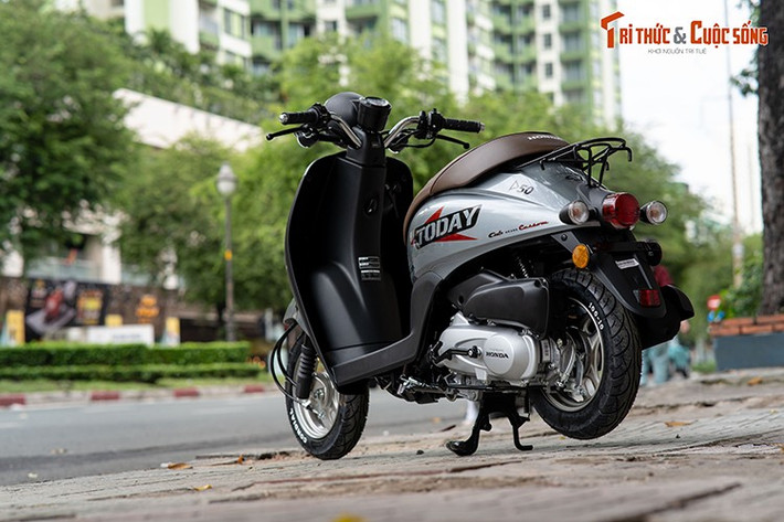 Về thiết kế, xe ga Honda Today 50 2025 vẫn giữ nguyên phong cách cổ điển quen thuộc từ thế hệ trước, các điểm nhấn mạ crôm bạc trên đèn pha tạo cảm giác tinh tế và sang trọng. Kích thước tổng thể dài 1.626 mm, rộng 658 mm, cao 1.048 mm, cùng chiều dài cơ sở 1.187 mm.