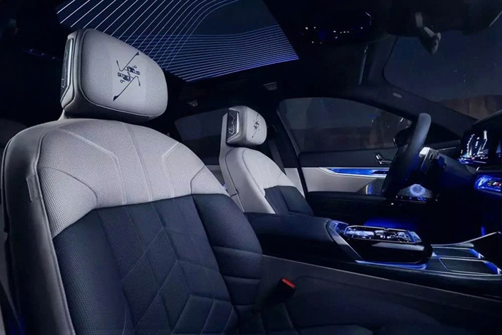 Mở cửa xe, bạn sẽ thấy những điểm nhấn màu xanh đêm Night Blue đồng điệu với ngoại thất. Bộ phận tùy chỉnh của BMW cũng để lại dấu ấn trên khoang lái, với logo chòm sao Suhail được thêu trên đệm ghế và tựa đầu rất đẹp.