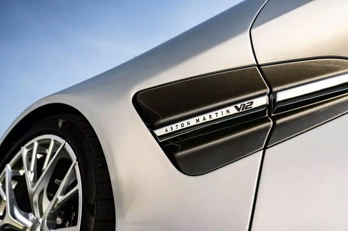 Được đặt tên khéo léo là Above &amp; Beyond, bộ sưu tập bao gồm 2 mẫu V12 Vanquish độc nhất vô nhị: một chiếc Coupe được mệnh danh là Above và một chiếc Volante mui trần được mệnh danh là Beyond, mỗi chiếc đại diện cho một biểu tượng độc đáo của nghệ thuật ôtô.