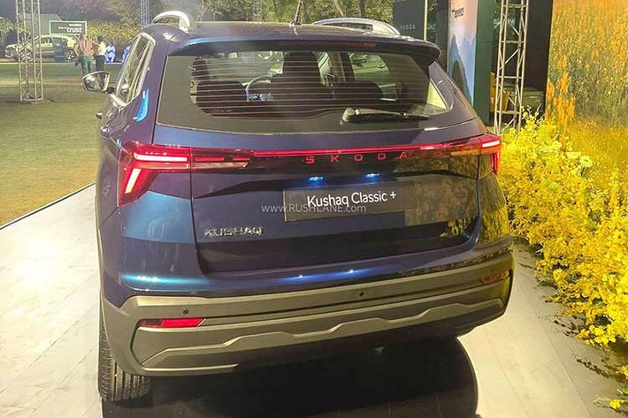 Mẫu SUV cũng sở hữu đèn hậu LED, ngoài ra xe còn có các trang bị thực dụng như sấy kính sau, cần gạt và vòi rửa kính sau, giúp tăng sự tiện dụng cũng như cải thiện tầm nhìn trong nhiều điều kiện môi trường thời tiết khác nhau.