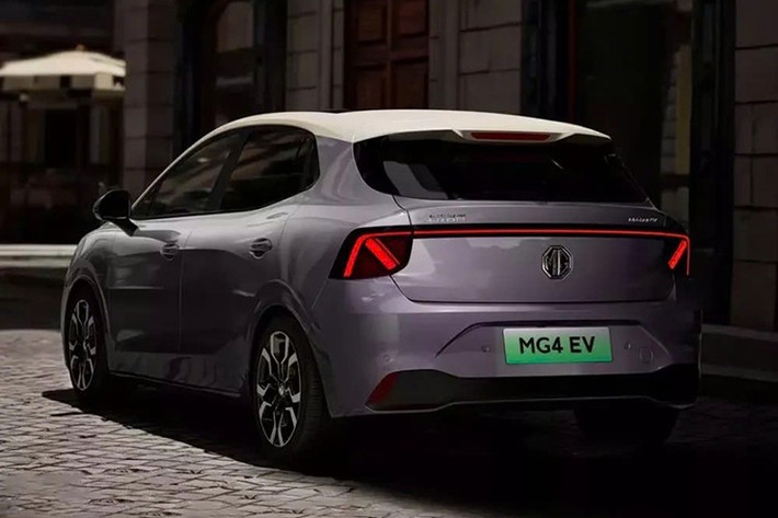 Tiếp tục dùng cơ sở gầm bệ Nebula của tập đoàn mẹ SAIC, MG4 mới có kích thước lớn hơn trước phiên bản cũ. Theo đó, xe sở hữu kích thước dài x rộng x cao lần lượt 4.395 x 1.842 x 1.551 mm và chiều dài cơ sở 2.750 mm.