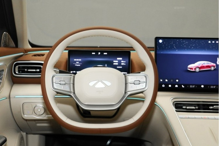 Trung tâm bảng điều khiển tích hợp hệ thống thông minh Lingxi Smart Cabin 2.0, vận hành bởi chip Snapdragon 8255. Giao diện gồm màn hình kỹ thuật số 10,25 inch và màn hình trung tâm 15,6 inch, vô-lăng đáy phẳng thể thao hai chấu.