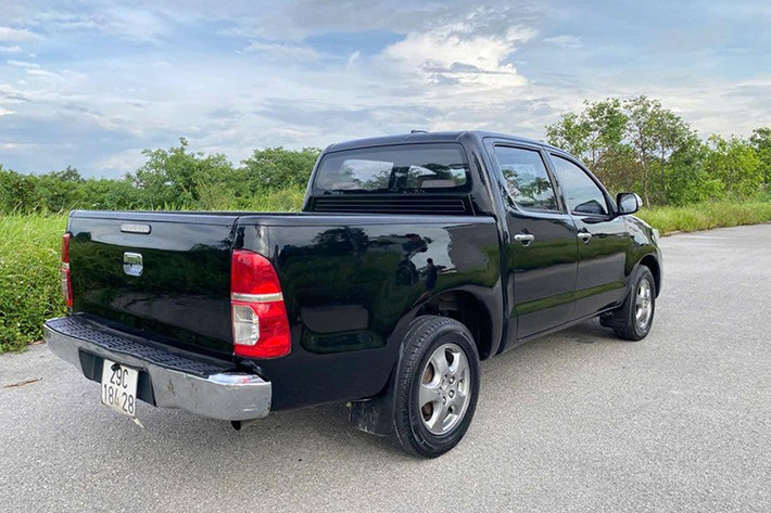 Tuy nhiên, với tài chính chỉ khoảng trên dưới 300 triệu, bạn có thể tiếp cận được Toyota Hilux đời 2009-2012, chất lượng tốt sau nhiều năm sử dụng.