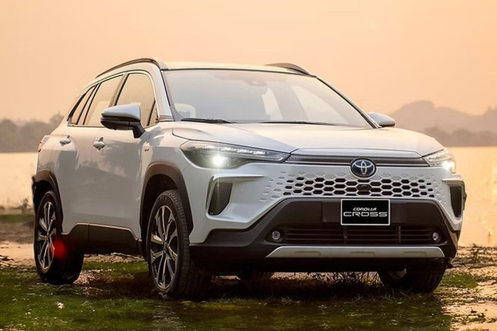 Toyota Corolla Hybrid: 5,0 lít/100 km ﻿Không mạnh về hiệu suất nhưng Corolla Hybrid nổi bật nhờ độ bền cao, chi phí vận hành thấp và giá bán hợp lý. Tại Việt Nam, phiên bản Corolla Altis 1.8HEV có mức tiêu thụ nhiên liệu chỉ 4,76 lít/100 km và giá niêm yết khoảng 870 triệu đồng.