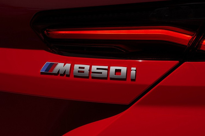 Những gam màu hoài cổ được kết hợp với mui xe M carbon với các sọc ba màu, cùng bộ mâm hợp kim 20 inch với lớp sơn hai màu xám Orbit Grey. Phiên bản đặc biệt này còn được trang bị gói M Sport Professional bổ sung thêm các điểm nhấn màu tối, kẹp phanh màu đen và đèn pha tối màu.