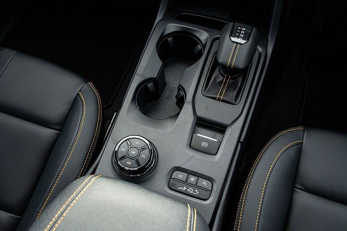 Tại Thái Lan, Mẫu xe bán tải Ford Ranger Wildtrak V6 2025 này từng xuất hiện ở Triển lãm Ô tô Quốc tế Bangkok 2024 với giá bán công bố từ 1.519.000 baht (tương đương khoảng 1,22 tỷ đồng).