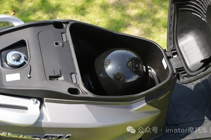 Mẫu xe tay ga Honda NS125GU tại Trung Quốc cung cấp nhiều tùy chọn cấu hình. Trong đó, Phiên bản tiêu chuẩn có giá niêm yết là 8.880 nhân dân tệ (32,8 triệu đồng); Phiên bản CBS + thanh chống va chạm + hộp số sàn sau có giá niêm yết là 9.280 nhân dân tệ (34,3 triệu đồng).