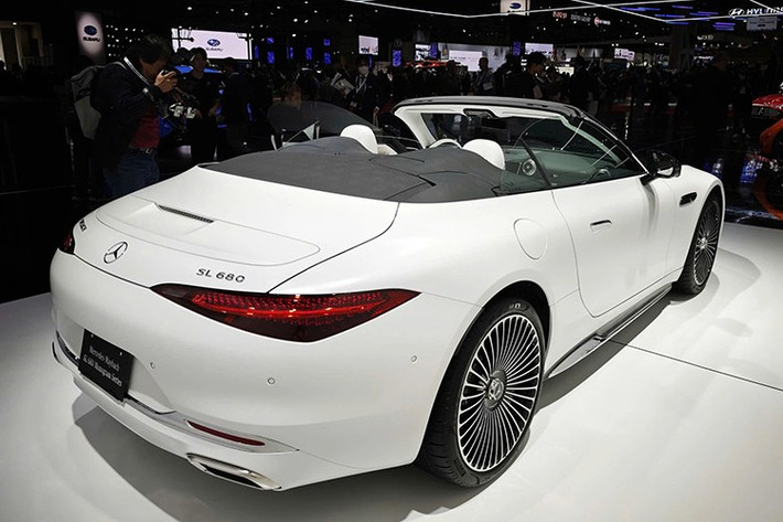 Mẫu roadster Mercedes-Maybach SL 680 Monogram Series 2026 mới này không chỉ gây chú ý bởi thiết kế tinh xảo, mà còn bởi nghệ thuật hoàn thiện thủ công, nơi logo Maybach Monogram được chạm khắc tỉ mỉ từ ngoại thất đến khoang nội thất.