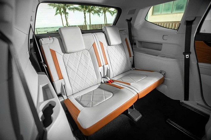 Xe còn sở hữu gói hỗ trợ lái xe thông minh (ADAS) bao gồm các tính năng như: kiểm soát hành trình thích ứng (ACC), hỗ trợ chuyển làn (LCA), giám sát phía trước và phanh khẩn cấp (Front Assist &amp; AEB) và cảnh báo phương tiện cắt ngang khi lùi (RTA).