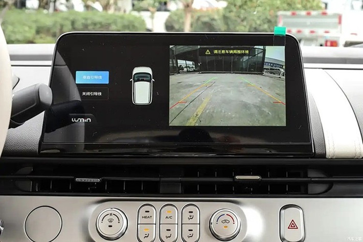 Bệ tỳ tay trung tâm của Lumin Treasure Edition 2026 đã được lược bỏ, thay vào đó là khoang chứa đồ tiện dụng và cổng USB cho hàng ghế trước, tăng tính thực dụng cho xe đô thị. Về khả năng vận hành, Lumin Treasure Edition 2026 được trang bị động cơ điện công suất 47 mã lực, đi kèm với hai lựa chọn pin 17,65 kWh và 28,08 kWh.