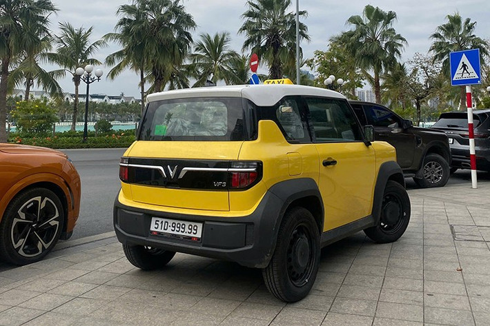 Đến đầu tháng 2, chiếc VF3 biển 51D-999.99 tái xuất ở khu đô thị Vinhomes Ocean Park, trên nóc gắn mào “Taxi” khiến dân mạng không khỏi xuýt xoa về độ chịu chơi của chủ nhân. Tuy nhiên gần đây, trên một số tuyến đường ở Hà Nội, người dân lại tình cờ bắt gặp biển ngũ quý 9 này gắn trên chiếc xe điện Trung Quốc – BYD Han. Đây là mẫu sedan hạng sang của BYD có giá niêm yết 1,489 tỷ đồng.