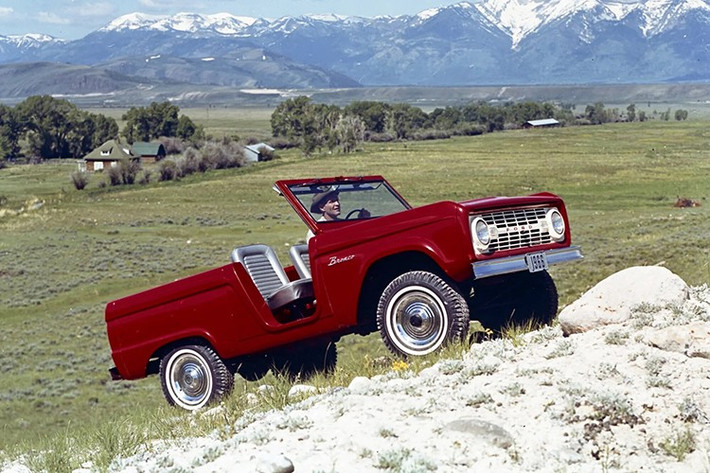 Ngày 11/8/1965, Ford giới thiệu Bronco với danh xưng “chiếc xe thể thao 4 bánh dẫn động đầu tiên trên thế giới”. Không phải kiểu quảng cáo “nổ” cho vui, nhiệm vụ của Bronco là tạo nên chiếc "Mustang đi đường off-road".