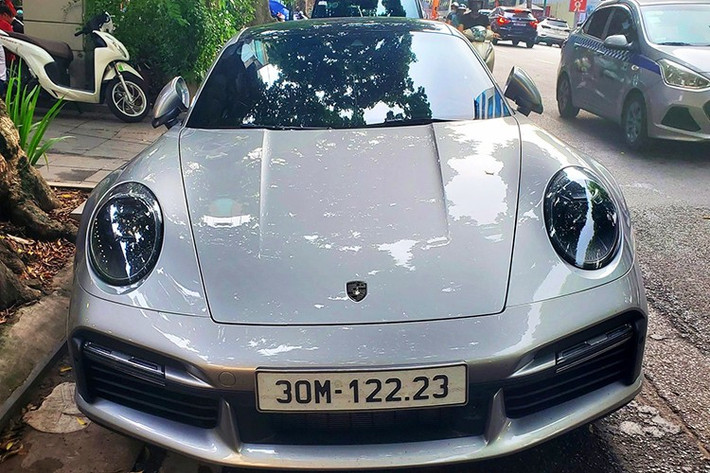 Mới đây, một chiếc xe Porsche 911 thế hệ 992.1 mới bị bắt gặp lăn bánh trên đường phố Hà Nội đã nhận được sự quan tâm đặc biệt của giới mê xe, lý do là nhìn vào tổng thể thiết kế, cũng như việc xuất hiện logo Turbo 50, đây chính là xe Porsche 911 Turbo 50 Years thứ 2 ở Việt Nam.