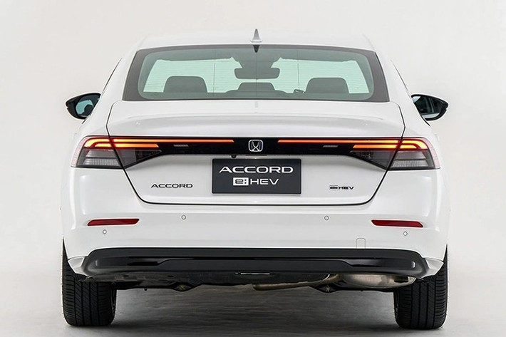 Sự nâng cấp về công nghệ an toàn đã được thực hiện đồng loạt trên cả ba phiên bản, đi kèm những tinh chỉnh nhẹ ở phần ngoại thất như viền đèn pha mới, cản trước-sau và bên thân xe được sơn đồng màu với thân xe, mang đến diện mạo thống nhất và hiện đại hơn.