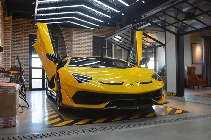 Tìm hiểu được biết, chỉ có 3 chiếc xe Lamborghini Aventador SVJ như vậy có mặt tại Việt Nam, và đại gia Jacky bí ẩn đang giữ 2 chiếc, 1 xe đang được chủ nhân chào bán cho rộng chỗ để anh đón chiến mã mới.