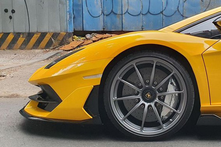 Trên toàn thế giới chỉ có 900 xe Lamborghini Aventador SVJ sản xuất, tất cả đều được đánh số thứ tự 1di900, tức 1 trong 900 xe toàn cầu, chứ không phải đánh số thứ tự cụ thể, như đã làm với Lamborghini Murcielago SV LP670-4.