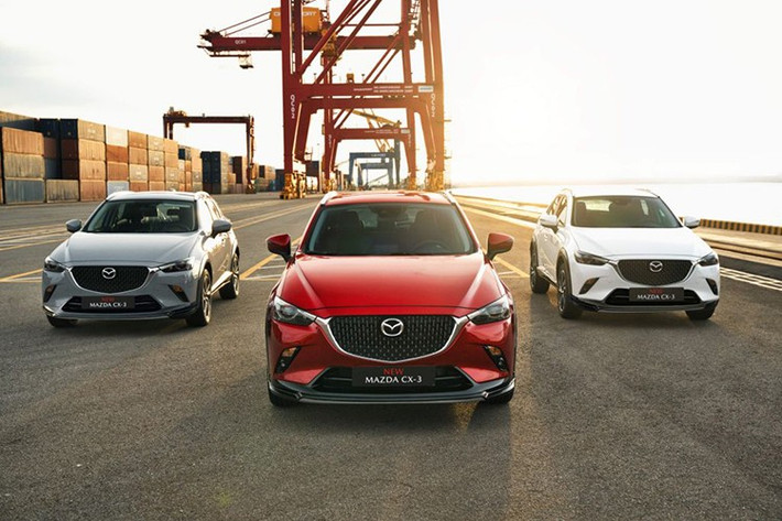 Mazda CX-3 mới nằm trong dải sản phẩm SUV thế hệ mới của Mazda bao gồm CX-30, CX-5 và CX-8 với triết lý Artful Design (Thiết kế nghệ thuật) và nội thất phong cách Human Centric - Lấy con người làm trung tâm. Xe được giữ nguyên kích thước 4.275 x 1.765 x 1.535 mm (dài x rộng x cao), trục cơ sở 2.570 mm.