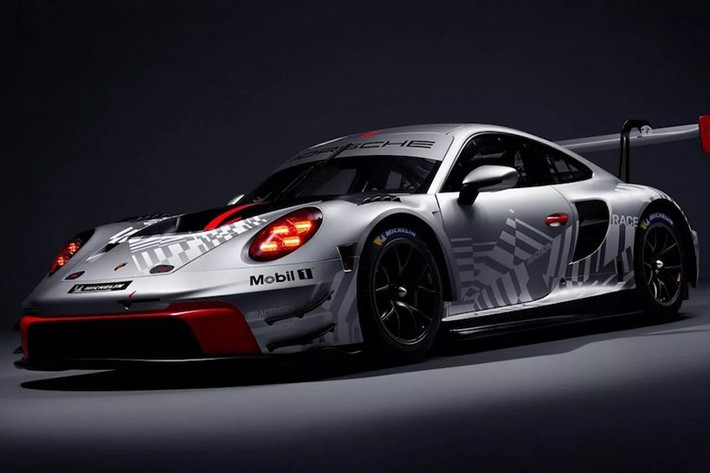 Gầm xe cũng được ốp kín hoàn toàn để giảm lực cản, trong khi hệ thống chống bó cứng phanh nâng cấp và động học được tối ưu hóa để giảm lực nén đuôi xe khi tăng tốc mạnh.