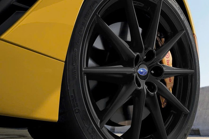 Phiên bản Limited cũng đồng nghĩa với việc sở hữu mâm xe hợp kim 18 inch màu xám mờ, lốp mùa hè cao cấp Michelin Pilot Sport 4, bộ vi sai chống trượt Torsen, gương chiếu hậu sưởi và đèn pha phản ứng nhanh với vô lăng.