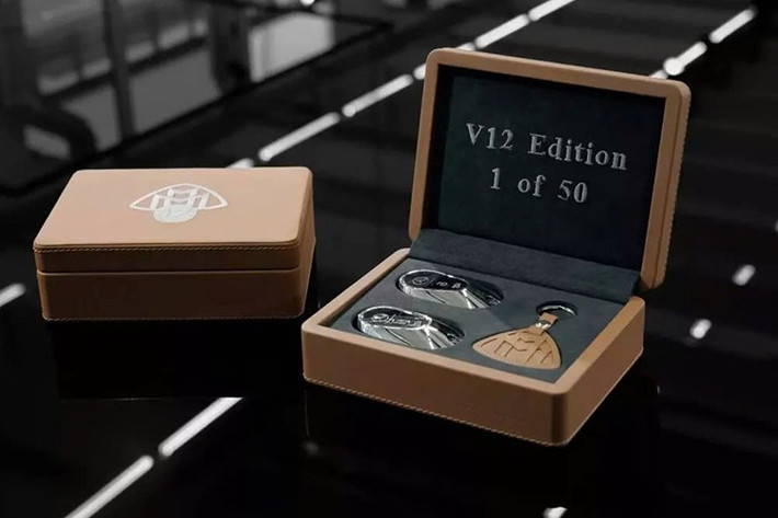 Lớp lót mui xe với đường khâu chần kim cương, huy hiệu "1 trong 50" và chi tiết khảm vàng ở bảng điều khiển trung tâm phía sau càng làm nổi bật sự hiếm có của phiên bản này.