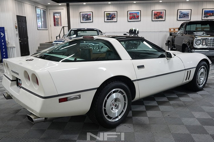 Đồ họa xe dẫn đường Indy 500 đã được lắp đặt, nhưng dựa trên những bức ảnh do đại lý chia sẻ, mọi thứ trên chiếc xe này đều rất sạch sẽ, nghĩa là chúng đã được bảo quản đúng cách kể từ khi chiếc xe này được chủ sở hữu đầu tiên chọn.