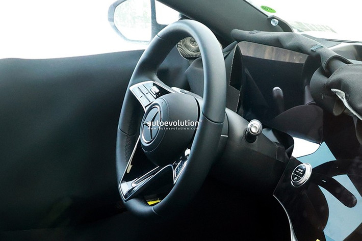 Đèn hậu mới của xe cũng tích hợp ngôi sao LED ba cánh hơn, cũng như cản trước và lưới tản nhiệt mới. Lưới tản nhiệt dường như được lấy cảm hứng từ Mercedes-Benz GLC EQ mới, kéo dài xuống tận cản trước tương tự như trên mẫu xe concept Mercedes-Benz Vision Iconic.