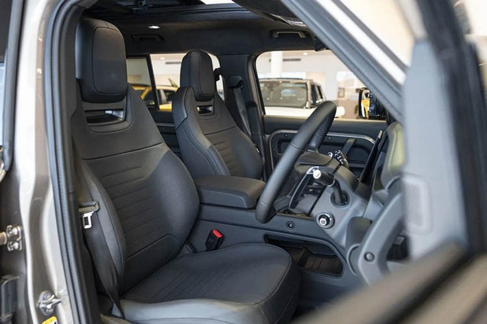 Khách hàng có thể lựa chọn ghế da Semi-Aniline màu đen Ebony hoặc phối hợp giữa da Semi-Aniline và vật liệu Kvadrat màu nâu Burnt Sienna kết hợp đen Ebony. Các trang bị quen thuộc như bảng đồng hồ kỹ thuật số 12,3 inch, màn hình trung tâm cong 13,1 inch, bàn đạp thể thao và cửa sổ trời Panorama vẫn hiện diện đầy đủ.