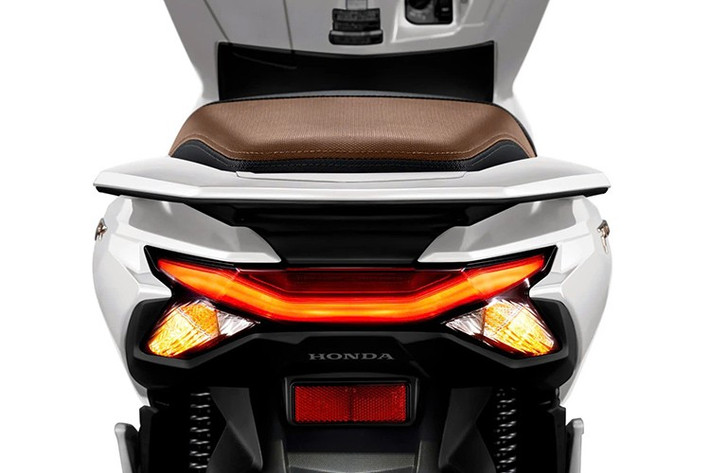 Đặc biệt, phiên bản RoadSync được nâng cấp mạnh về công nghệ. Xe sử dụng màn hình TFT 5 inch hiển thị đầy đủ thông tin lái xe, đồng thời tích hợp hệ thống kiểm soát lực kéo HSTC giúp xe vận hành ổn định trên mọi loại đường.