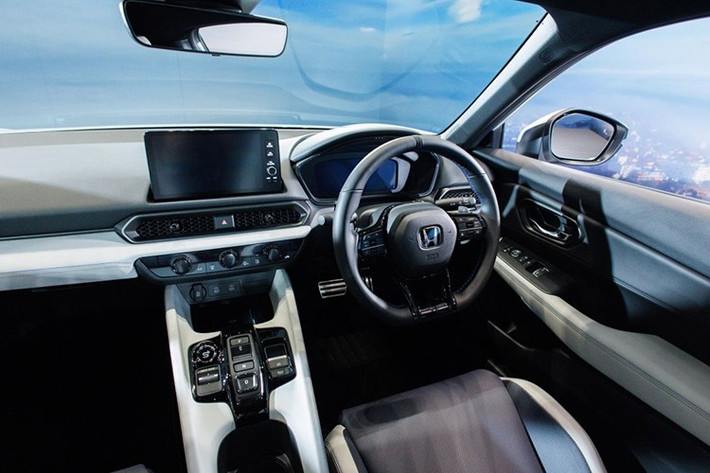 Thị trường xe trong nước hiện có một số mẫu xe thể thao 2 cửa đáng chú ý như bộ đôi Porsche 718 Cayman/Boxster giá từ 3,95 tỷ đồng, BMW 430i Convertible giá 3,399 tỷ đồng hay Subaru BRZ có giá thấp hơn ở mức chỉ 1,609 tỷ đồng.