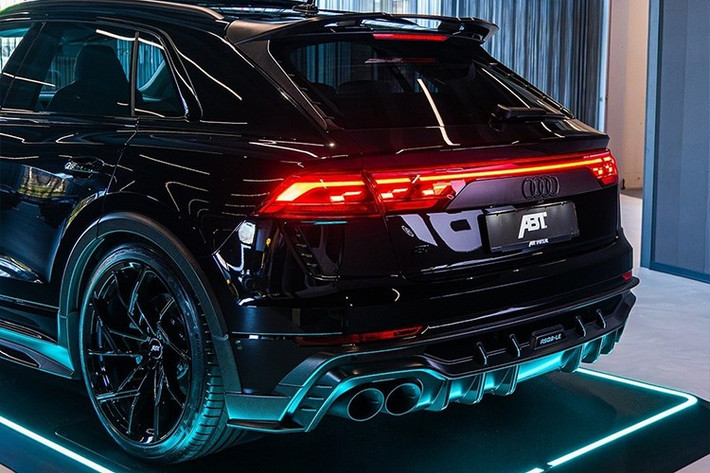 Nếu bạn muốn biết, sức mạnh của chiếc xe này ngang ngửa với Lamborghini Urus S và Performante, cả hai đều có công suất 657 mã lực. Audi RS Q8 có tốc độ tương đương với Urus S, trong khi Performante nhanh hơn 2/10 giây. Urus SE nhanh hơn Audi 1/10 giây, đạt tốc độ tối đa 194 mph (312 km/h), và sở hữu tổng công suất 789 mã lực và mô-men xoắn 701 lb-ft (950 Nm).