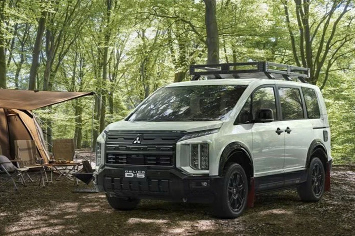 Trong khi đó, kích thước tổng thể của mẫu xe MPV Mitsubishi Delica D:5 2026 vẫn giữ nguyên với chiều dài 4.800 mm và chiều dài cơ sở 2.850 mm. Với kích thước này, xe nằm trong phân khúc MPV hạng trung, tương tự Toyota Innova Cross đang bán ở Việt Nam.