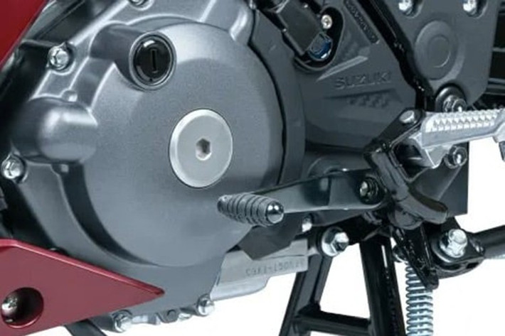 Đáng chú ý, Satria 2026 còn có hệ thống khóa thông minh Smartkey, cổng sạc cho các thiết bị di động cá nhân tích hợp trên hộc chứa đồ phía trước, phanh đĩa đơn trên cả hai bánh tích hợp hệ thống chống bó cứng phanh ABS trên bánh trước.