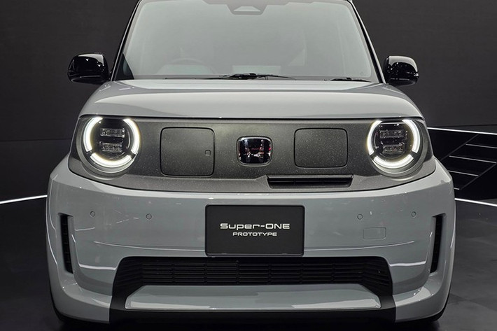 Bên cạnh động cơ thân thiện môi trường và tính tiện dụng hằng ngày, xe còn được nhấn mạnh yếu tố “niềm vui khi lái”. Với nền tảng khung gầm nhẹ được phát triển từ dòng N Series, Honda hứa hẹn mang đến trải nghiệm lái thể thao và linh hoạt. Bản thân thiết kế bên ngoài cũng phản ánh tinh thần đó.