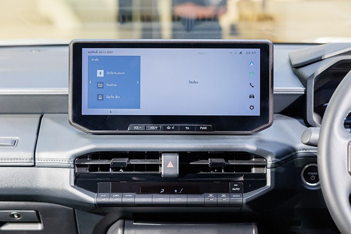 Trang bị đáng chú ý của xe gồm màn hình giải trí cảm ứng 12.3 inch hỗ trợ Apple CarPlay/Android Auto không dây, sạc điện thoại không dây và hệ thống âm thanh 8 loa. Nội thất bọc da Softex, ghế lái chỉnh điện 8 hướng, cùng nhiều tiện nghi cao cấp khác.