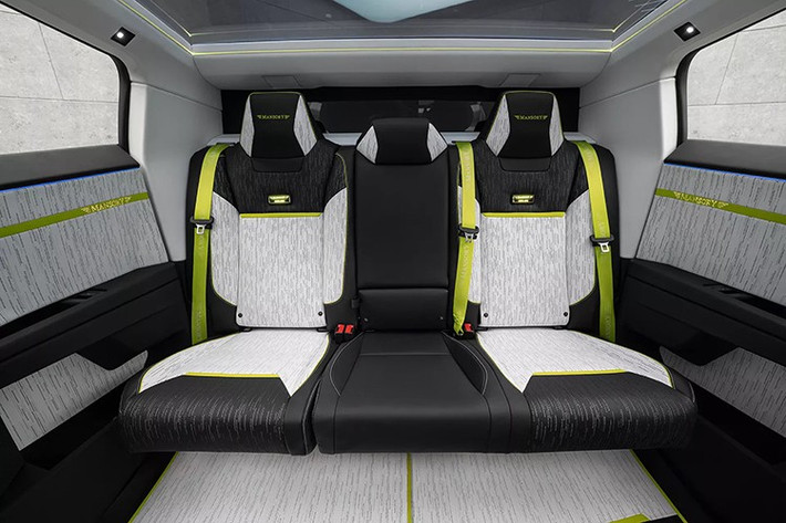 Các chi tiết trên ghế ngồi, dây an toàn và thảm sàn... thêm điểm nhấn nhá đi kèm với dòng chữ Mansory thêu trên đó để tăng thêm sự nổi bật về mặt thị giác.