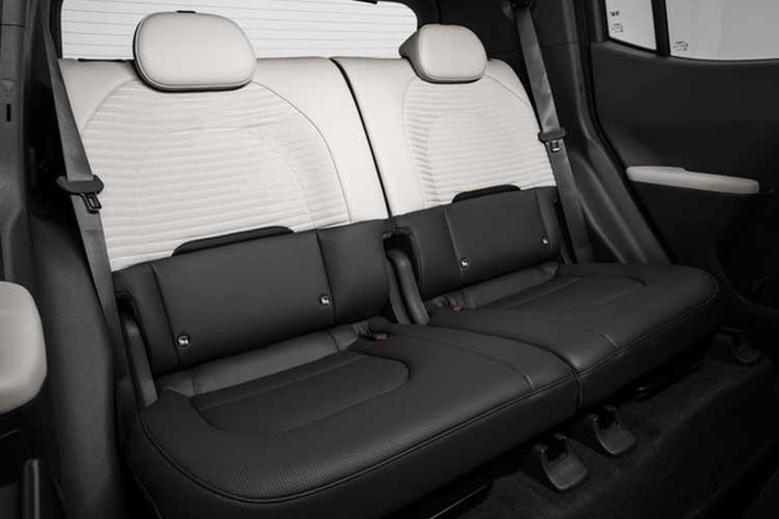 Khi trượt ghế lên phía trước, dung tích khoang hành lý đạt tối đa 403 lít ở bản 4 chỗ. Ngoài ra, xe còn có cốp chứa đồ phía trước, nằm bên dưới nắp ca-pô với dung tích 15 lít, đủ để cất dây sạc. Công nghệ trên Kia EV2 cũng “xịn” bất ngờ so với danh xưng xe điện giá rẻ.