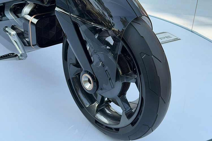 Dàn áo trong suốt cũng là một chi tiết rất đáng chú ý, giúp để lộ các bộ phận cơ khí như hệ thống treo trước dạng tay đòn. Phần ốp chính phía trước gắn vào phuộc nên di chuyển lên xuống theo hành trình treo, gần như xóa bỏ khe hở giữa lốp trước và thân xe. Phần ốp gầm trong suốt bao quanh cụm pin của xe.