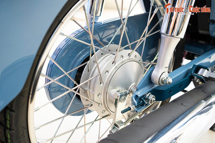 Động cơ của Honda Super Cub 50 Final Edition vẫn giữ nguyên như thế hệ hiện hành, loại 4 thì, xi-lanh đơn, làm mát bằng không khí, dung tích thực 49 phân khối, phun xăng điện tử Fi. Máy này cho công suất 3,7 mã lực và mô-men xoắn 3,8 Nm.