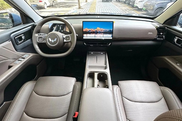 Nội thất của Wuling Xingguang 560 tiếp tục được áp dụng ngôn ngữ thiết kế của dòng Xingguang với khoang lái tạo cảm giác ôm bao quanh người ngồi. Tại đây, xe được trang bị cụm màn hình kép gồm bảng đồng hồ kỹ thuật số và màn hình cảm ứng trung tâm cùng có kích thước 12,8 inch.