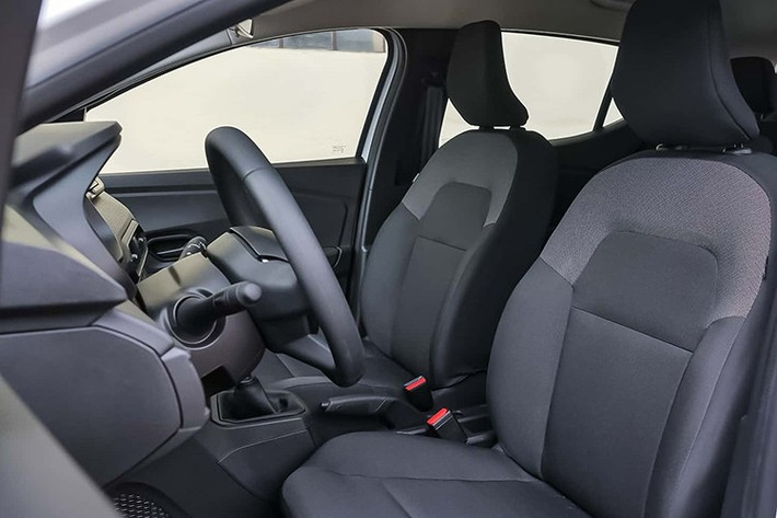 Phiên bản Dacia Sandero Stepway 2026, hay còn gọi là phiên bản gầm cao, cũng được cung cấp với ba cấp độ. Đối với phiên bản Essential, khách hàng phải trả tối thiểu 16.065 bảng Anh (21.530 đô la), trong khi các phiên bản Expression và Extreme có giá khởi điểm (giá lăn bánh) lần lượt là 17.065 bảng Anh (22.871 đô la) và 18.365 bảng Anh (24.613 đô la).