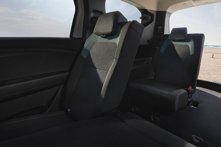 Xe được trang bị ghế trước có sưởi, vô lăng có sưởi, phanh tay điện tử, tựa tay có thêm ngăn chứa đồ, hệ thống mở cửa không cần chìa khóa, camera đa góc nhìn, hệ thống thông tin giải trí 10 inch tích hợp định vị, kết nối và sạc điện thoại thông minh không dây, và nhiều tính năng khác.