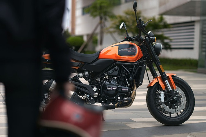 Xe trang bị phuộc trước hành trình ngược (USD), giảm xóc sau monoshock có thể điều chỉnh tải trước, cùng hệ thống phanh đĩa và ABS tiêu chuẩn. Thiết kế lấy cảm hứng từ dòng XR huyền thoại, mang đậm chất tracker cổ điển.