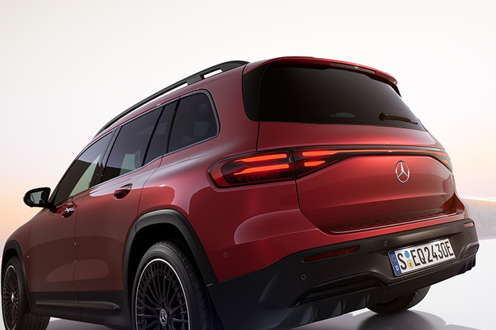 Về ngoại hình, Mercedes-Benz EQB 250+ FL mang phong cách hiện đại hơn với lưới tản nhiệt dạng kín, cụm đèn pha LED được thiết kế mới và cản trước/sau tái tạo hình khối. Xe có kích thước giữ nguyên so với bản tiền nhiệm, song cải tiến khí động học giúp tối ưu hiệu suất vận hành.